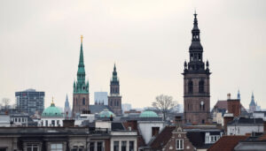 Hamburgs Kirchen mit den historischen Turmspitzen der Hauptkirchen über der Altstadt