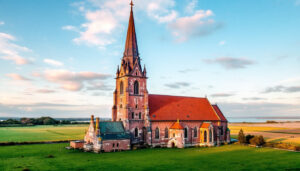 Backsteinkirche mit hohem Turm in Schleswig-Holstein Deutschland vor flacher Küstenlandschaft